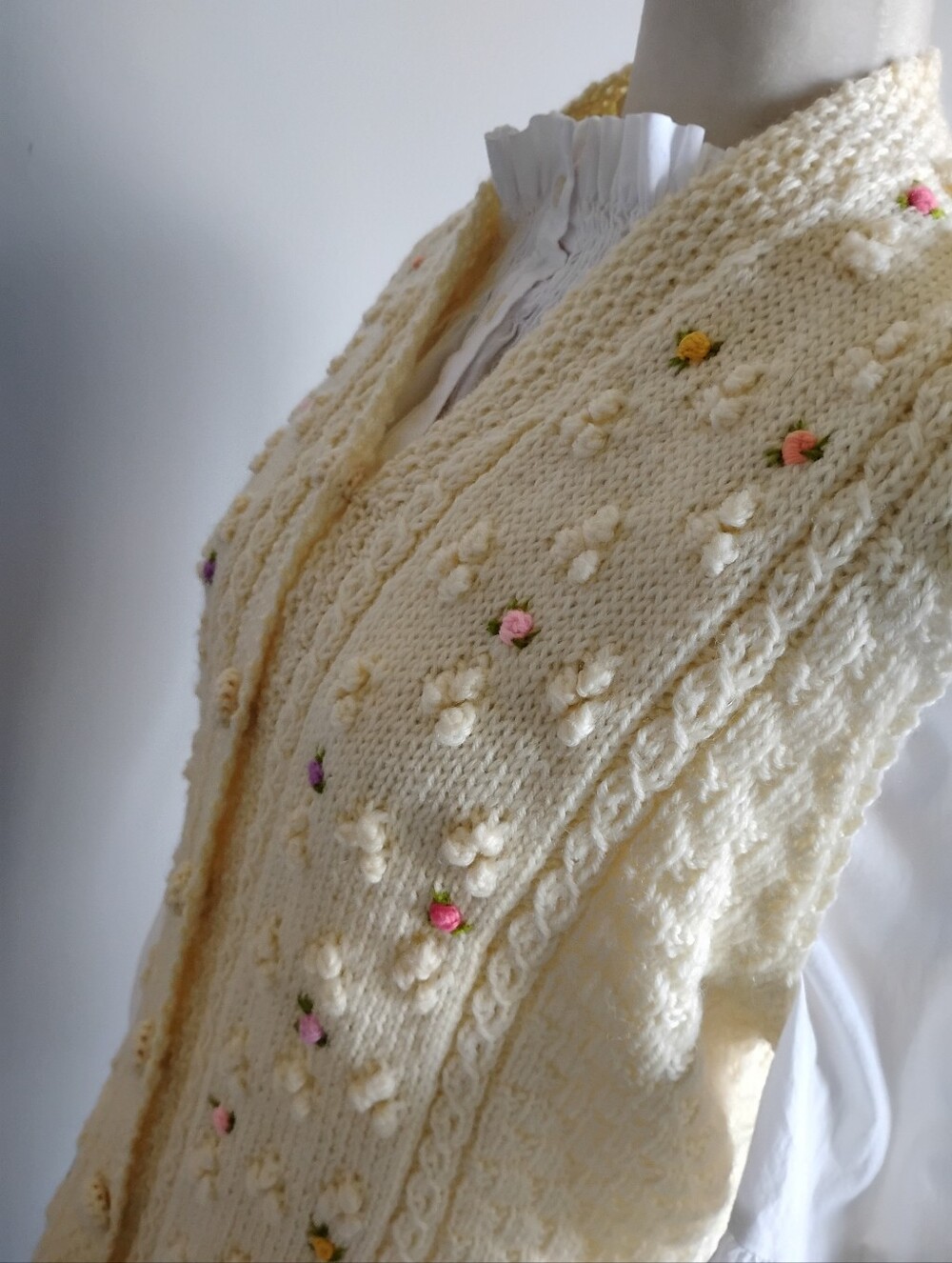 Smith's Of Bermuda Vintage Pure Wool Sweater Vest Cream Pastel Rosettes Size Med - Picture 9 of 16